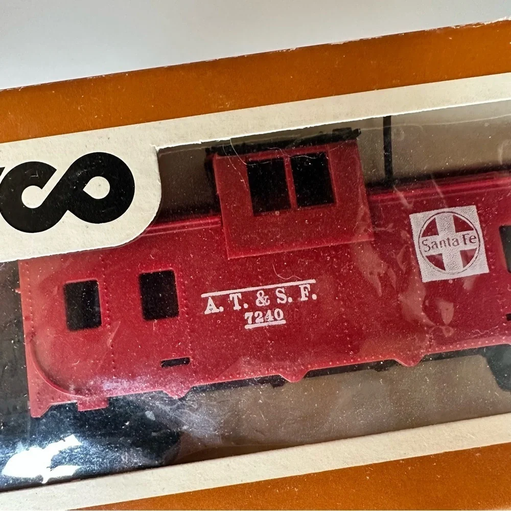 Tyco HO train car Santa Fe caboose 328 railroad display